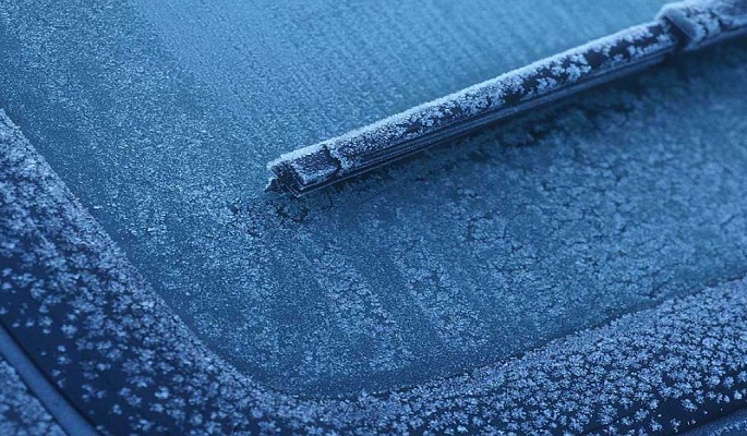 Замерзшие стекла автомобиля